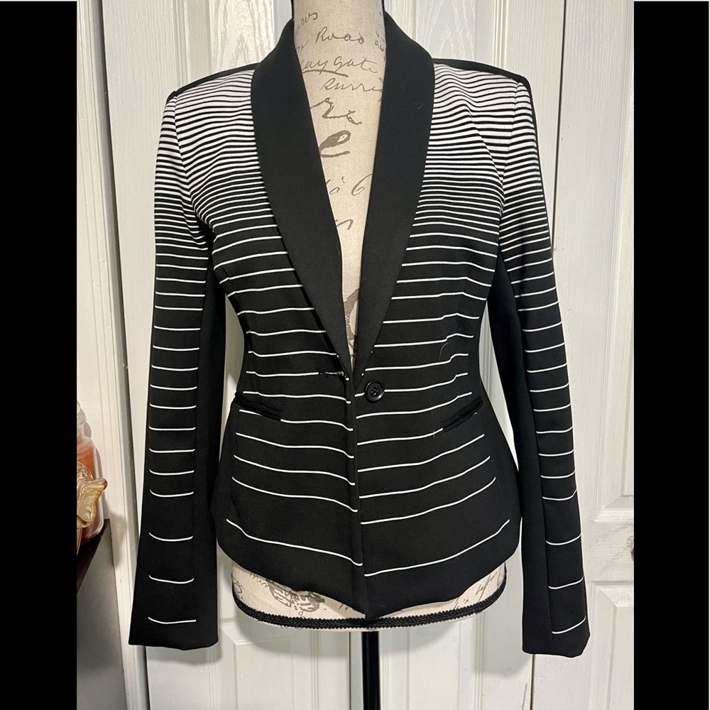 🎉🎉⭐️⭐️Host Pick ⭐️⭐️Carmen Marc Valvo woman’s sz4 Blazer NWT